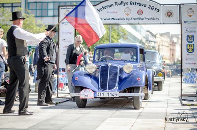 Centrem Ostravy projela historická vozidla