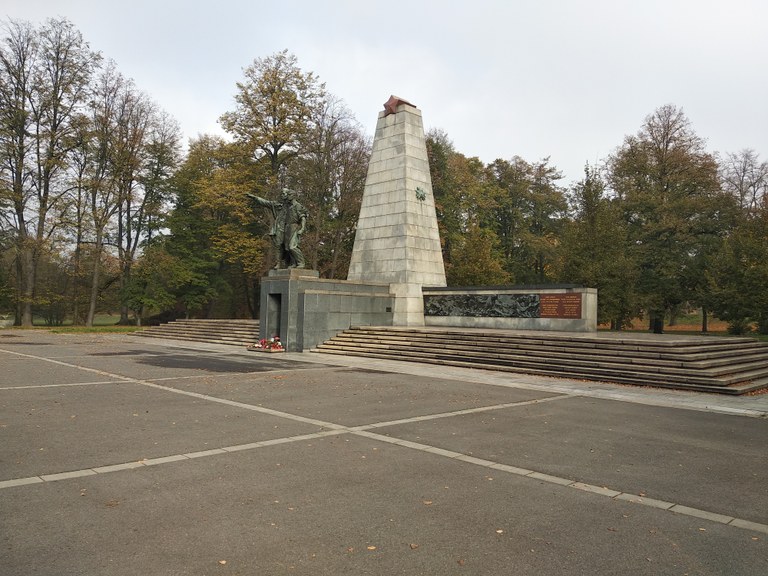 Čištění památníku v Komenského sadech skončilo