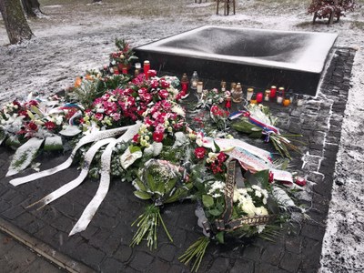 Dnes si připomínáme 1. smutné výročí střelby ve Fakultní nemocnici Ostrava