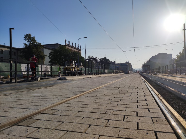 HOTOVO PODLE PLÁNU. NA ZMODERNIZOVANÝ ÚSEK ULICE 28. ŘÍJNA SE VRACÍ TRAMVAJE