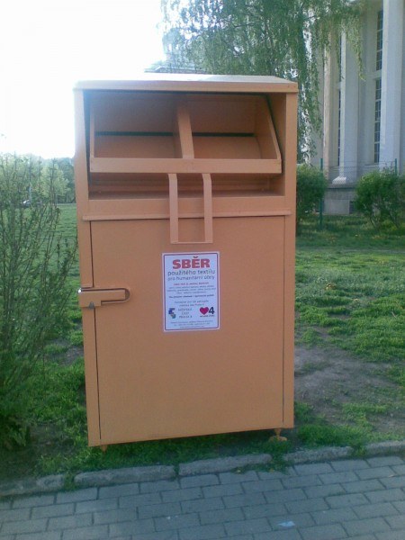 Kontejnery na sběr použitého textilu a dalších věcí pro humanitární pomoc 