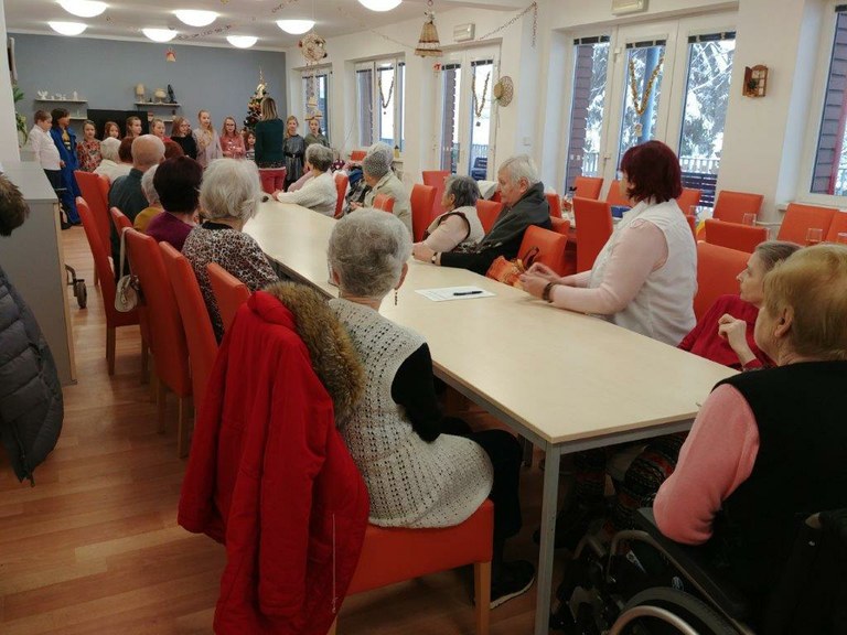 Mezigenerační vánoční zpívání