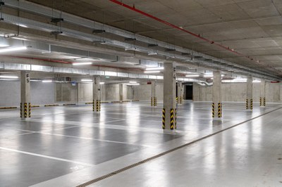 Nových 155 parkovacích míst mohou nyní řidiči využít v podzemních garážích pod budovou Ostravské univerzity na Černé louce