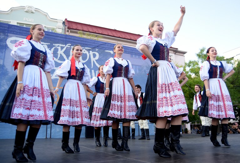 OSTRAVSKÁ NÁMĚSTÍ OPĚT ROZTANČÍ FESTIVAL FOLKLOR BEZ HRANIC