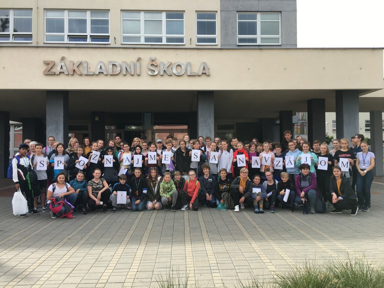 Přeshraničního projektu „Spoznajme sa navzájom“ se zúčastnily děti z českých a slovenských škol