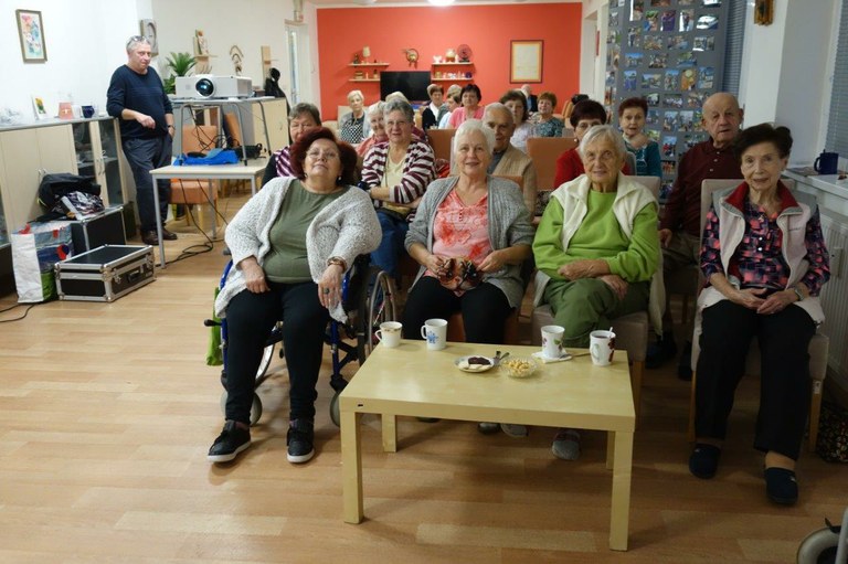Senioři z Moravské Ostravy a Přívozu se smáli u filmu Ženy v běhu