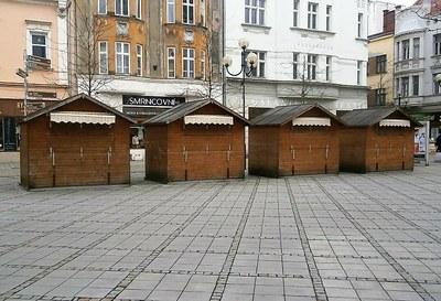 Stánky na Jiráskově náměstí jsou k pronájmu