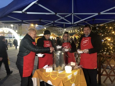 Tradiční rozlévání polévky na Masarykově náměstí