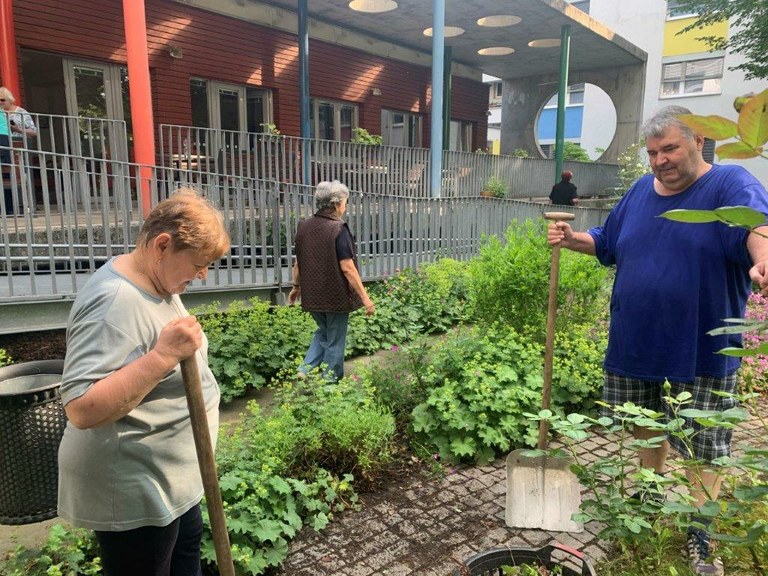 Úklid zahrady v domě s pečovatelskou službou Gajdošova 