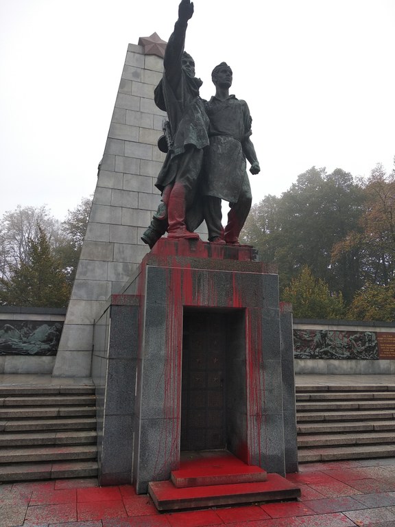 Vedení Moravské Ostravy a Přívozu odsoudilo útok na památník v Komenského sadech