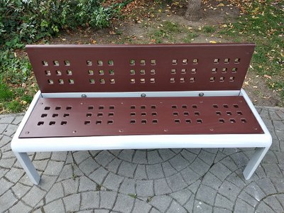 Zrekonstruované lavičky se vrací do Husova sadu v centru Ostravy