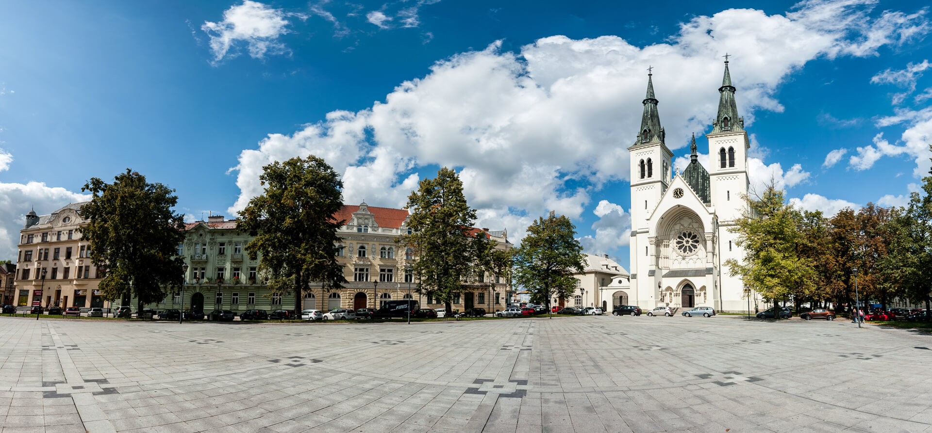 Pohled na kostel z náměstí Svatopluka Čecha